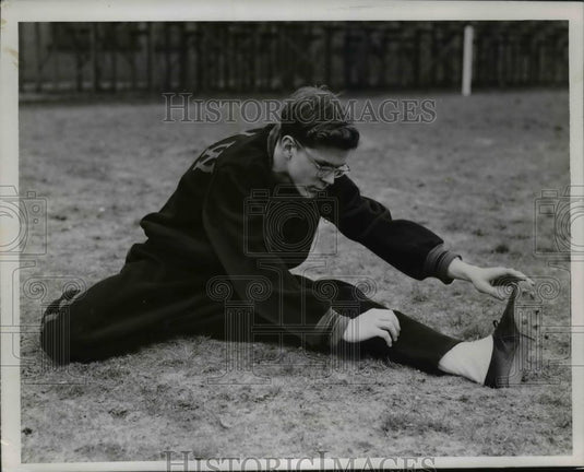1954 Press Photo Shaw hurdler Gil Gray warms up with the hurdler's squeeze - Historic Images