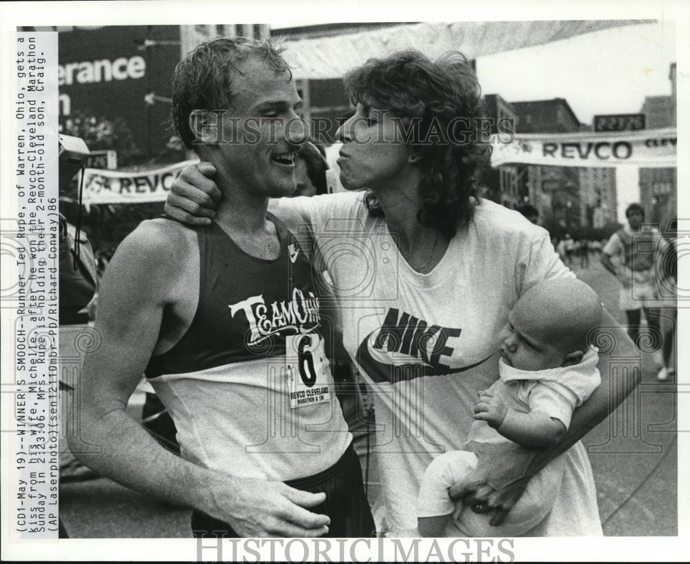 1986 Press Photo Runner Ted Rupe &amp; Wife at Revco-Cleveland Marathon - nef17656 - Historic Images