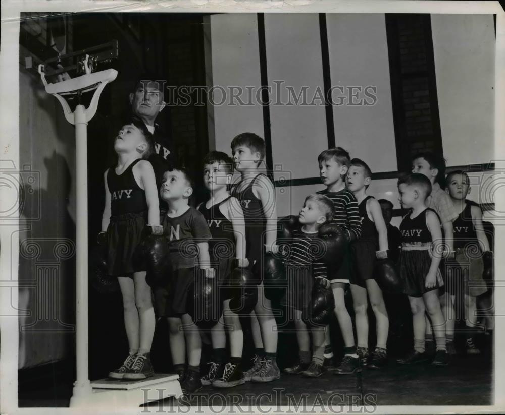 1947 Press Photo Naval Academy boxing coach Spike Webb with child boxers - Historic Images