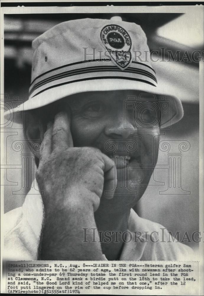 1974 Press Photo Sam Snead Talks to Reporters on Gold Career in North Carolina - Historic Images