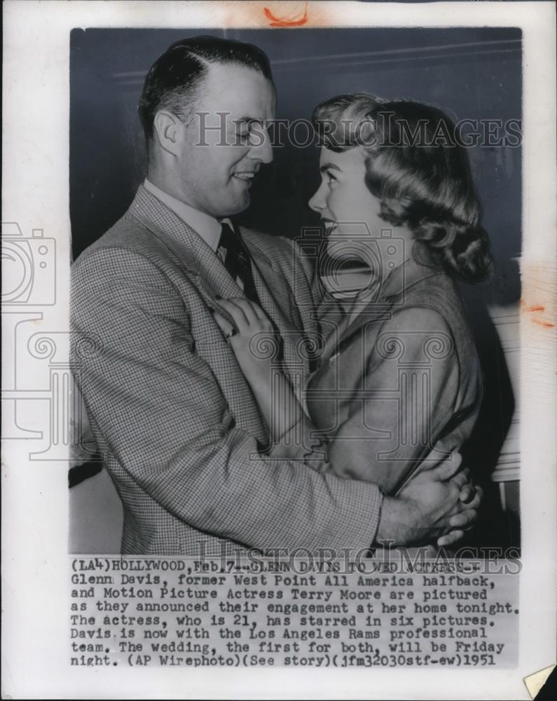 1951 Press Photo Glenn Davis, West Point All-America Halfback with Terry Moore - Historic Images