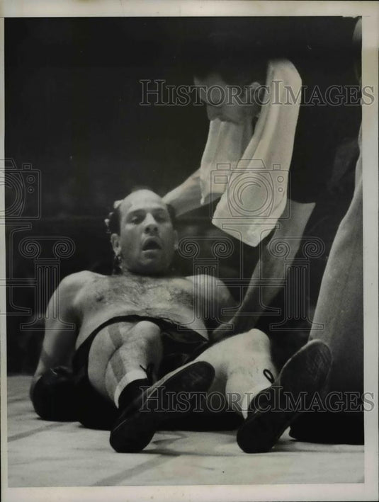 1940 Press Photo Boxer Paychek on the mats vs Handler - net24033 - Historic Images