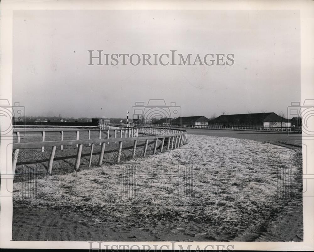 1947 Press Photo Straw covered track at NY&#39;s Aqueduct race track - net24622 - Historic Images