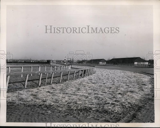 1947 Press Photo Straw covered track at NY's Aqueduct race track - net24622 - Historic Images