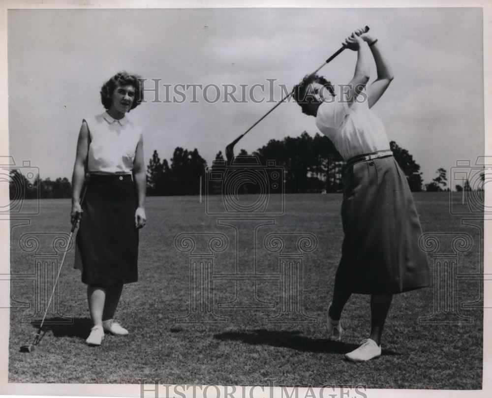 1951 Press Photo Pat O&#39;Sullivan, Mae Murray at Pinehurst NC North &amp; South golf - Historic Images