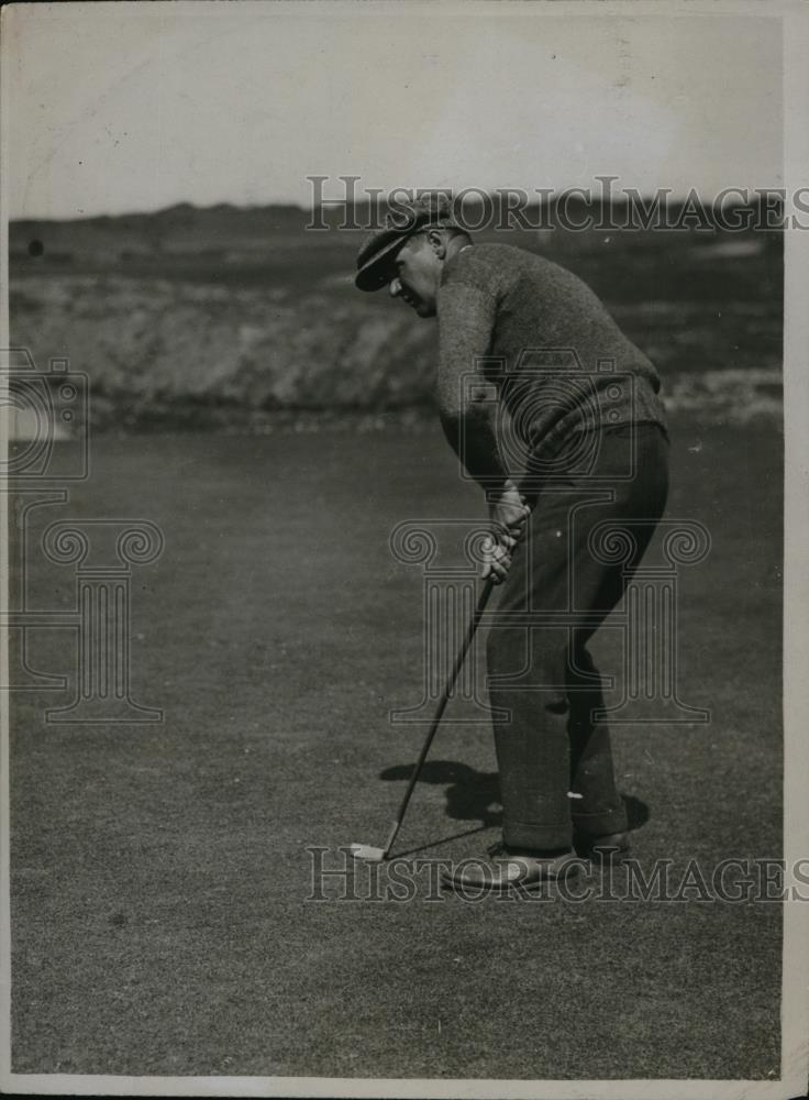 1920 Press Photo SJ Graham makes a putt on a golf green - net24979 - Historic Images
