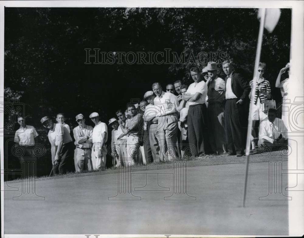 1957 Press Photo Gene Littler overshoots green on 17th hole, All-American Tourn. - Historic Images