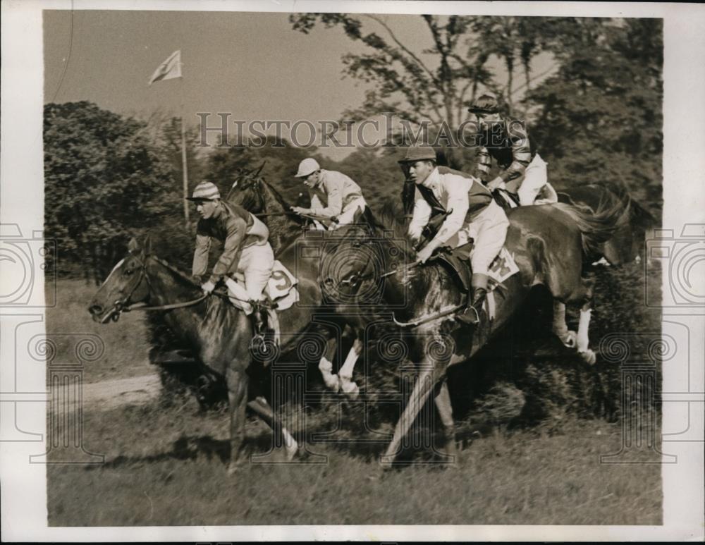 1937 Press Photo second jump at the Fairfield and Westchester Hounds Hunt Meet - Historic Images