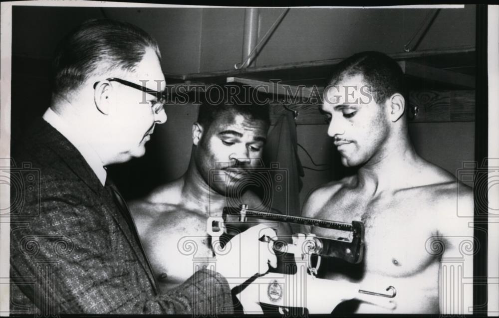 1958 Press Photo Bert Whitehurst, Harold Johnson at weight in before bout - Historic Images