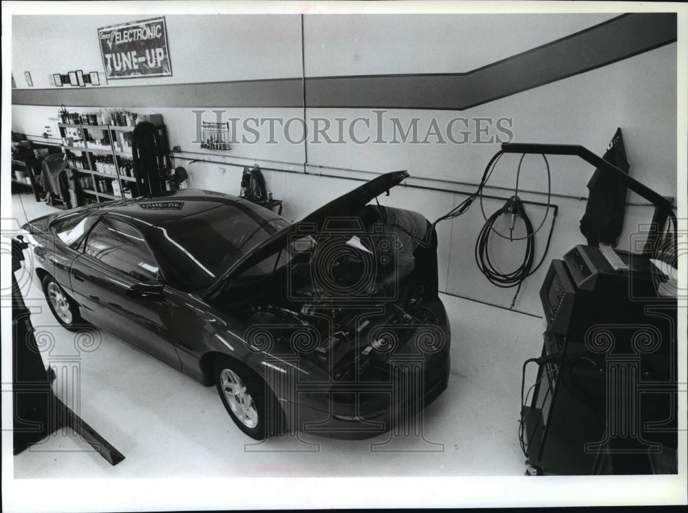 1994 Press Photo Rick Hastings repairs cars at Opportunity Body Shop Historic Images
