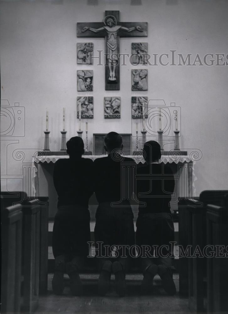 1958 Press Photo Students at Bishop White seminary kneel at the altar - Historic Images