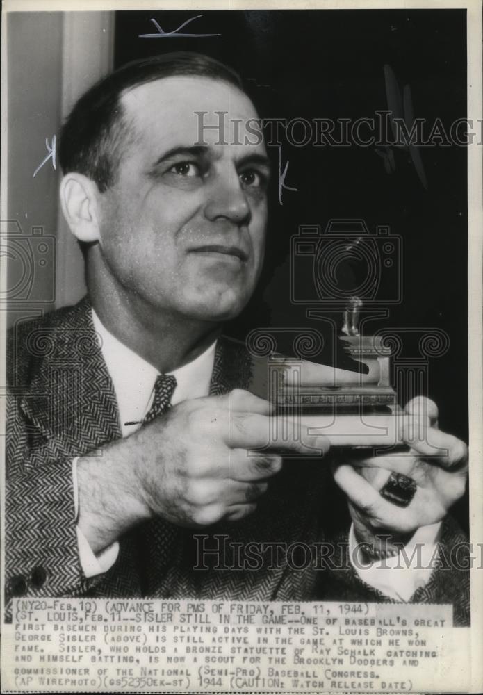 1944 Press Photo George Sisler, scout for Dodgers, holds the bronze statuette - Historic Images