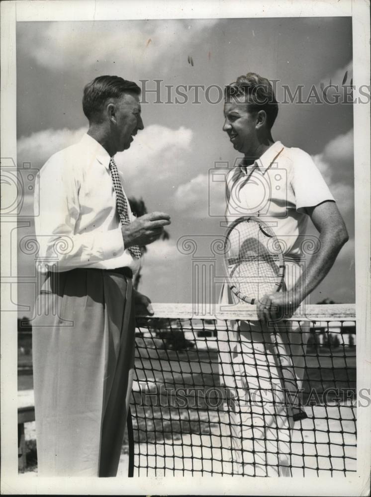 1942 Press Photo Don Budge talks with his brother Lloyd in Miami Florida - Historic Images