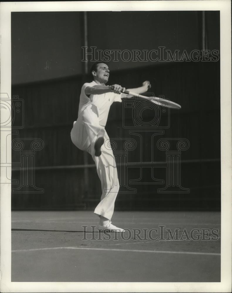 1937 Press Photo Fred Perry, English Davis Cup star, shows tennis action - Historic Images
