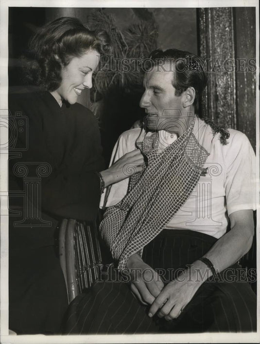 1941 Press Photo Mrs. Fred Perry adjusts husband's sling at the hospital - Historic Images