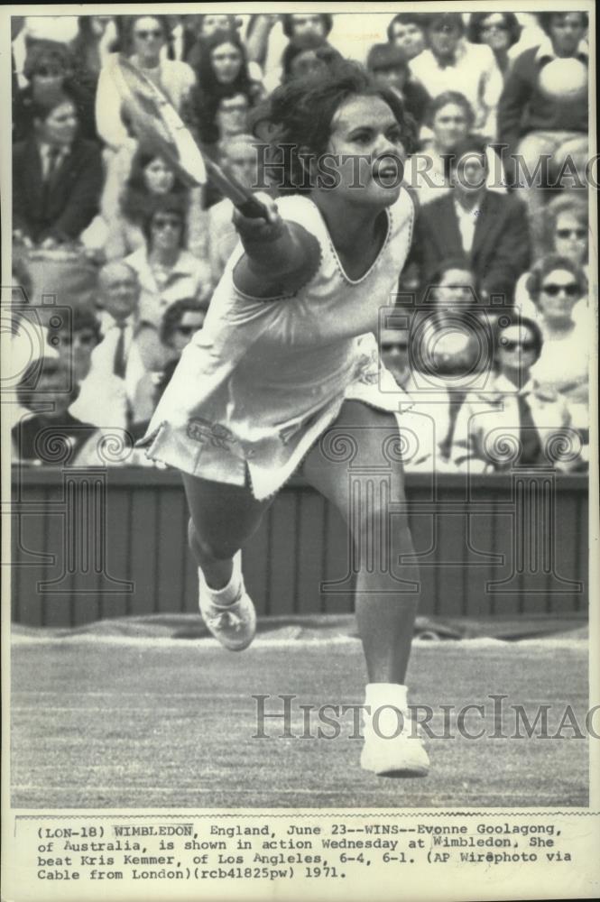 1971 Press Photo Evonne Goolagong shown in action Wednesday at Wimbledon - Historic Images