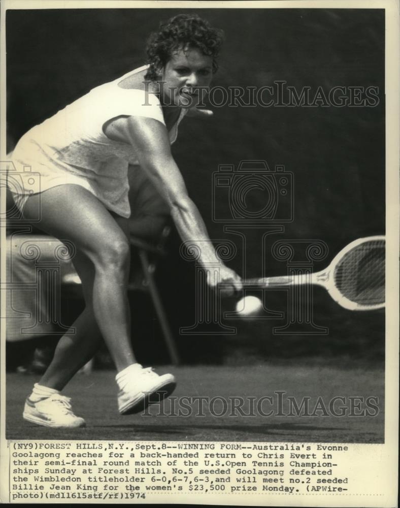 1974 Press Photo Evonne Goolagong against Chris Evert in semi-final of US Open - Historic Images