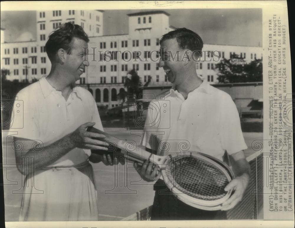 1943 Press Photo Tennis star Don Budge turns over racquet to brother Lloyd - Historic Images