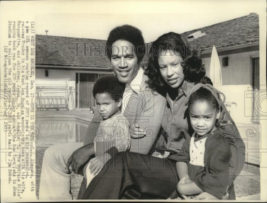 1973 Press Photo O.J.Simpson relaxes with his family in his Los Angeles home - Historic Images