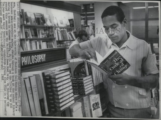 1968 Press Photo O.J. Simpson, football ace, reads in the University library - Historic Images
