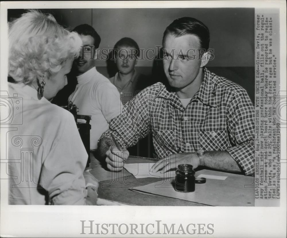 1950 Press Photo Glenn Davis, fills out the regulation forms at his draft board - Historic Images