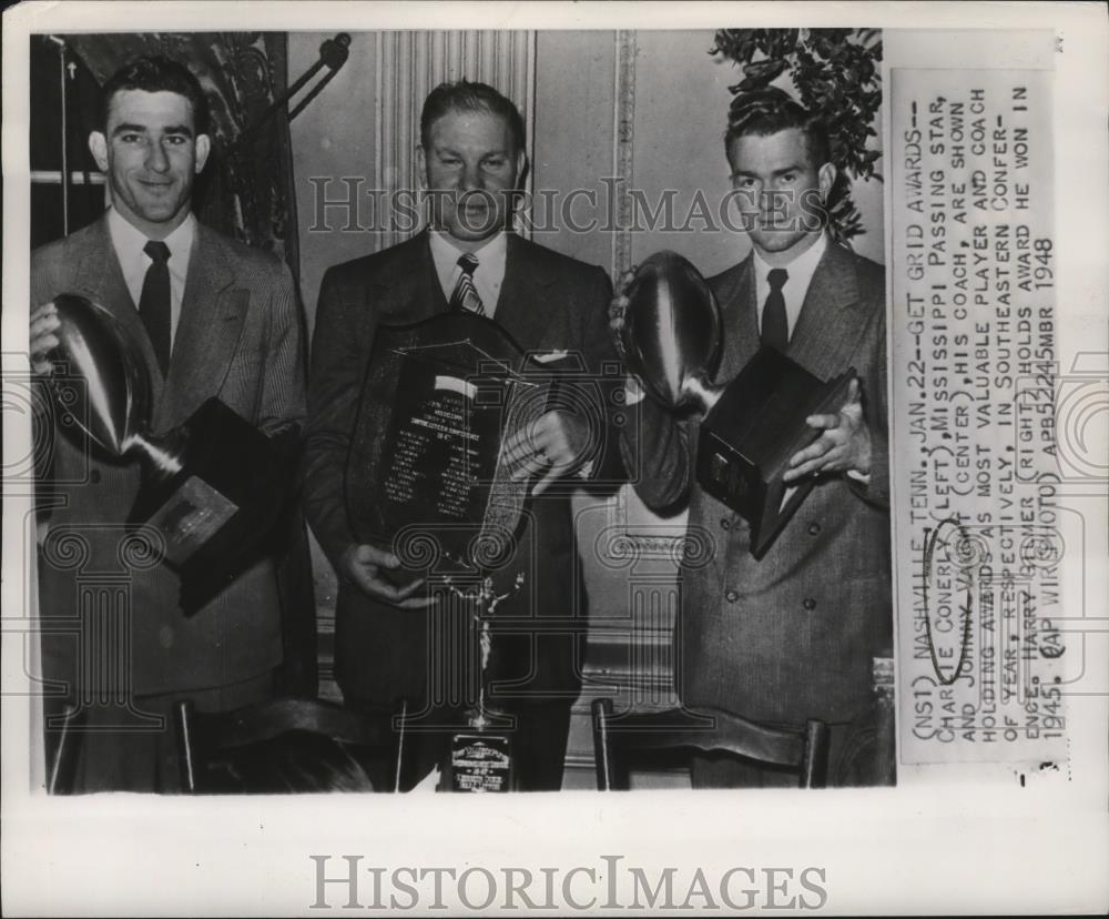 1948 Press Photo Football-Charlie Conerly, Mississippi Passing Star, gets Award. - Historic Images