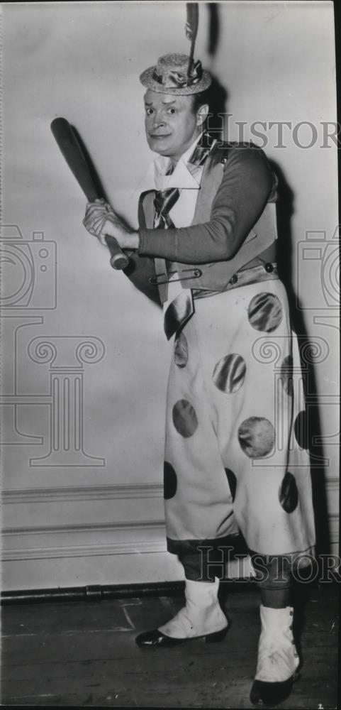 1954 Press Photo Comedian Bob Hope dressed in Clown outfit - cvb77583 - Historic Images