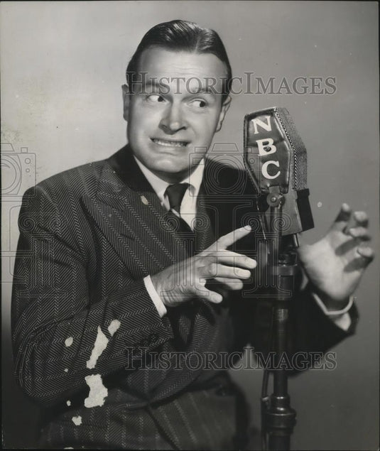 1945 Press Photo Bob Hope returns to NBC airwaves, after entertaining troops - Historic Images