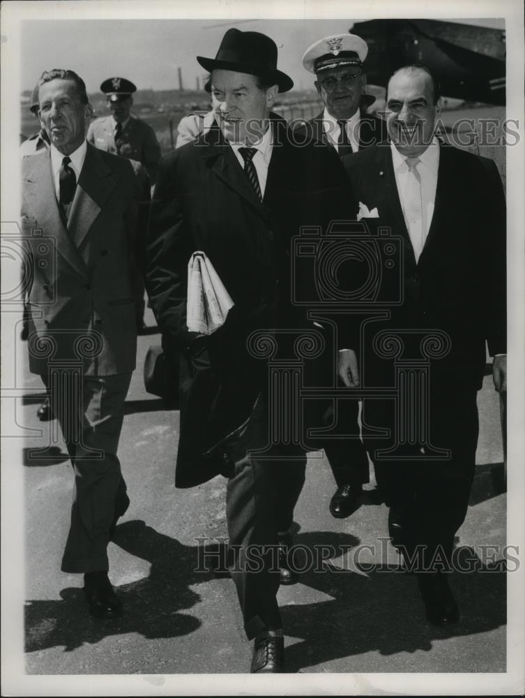 1958 Press Photo Mayor Anthony Celebreeze welcomes Bob Hope - cvb77598 - Historic Images