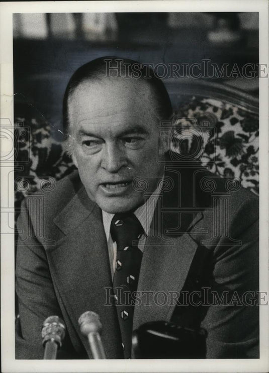 1974 Press Photo Bob Hope celebrates 71st birthday in Cleveland - cvb77849 - Historic Images