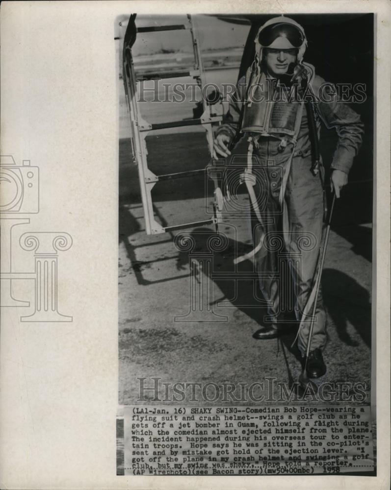 1958 Press Photo Bob Hope wears a flying suit as he gets off a jet bomber - Historic Images