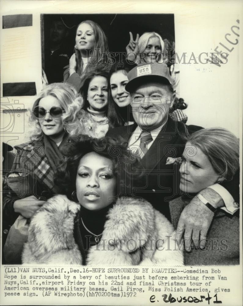 1972 Press Photo Comedian Bob Hope surrounded by a bevy of beauties at Van Nuys - Historic Images