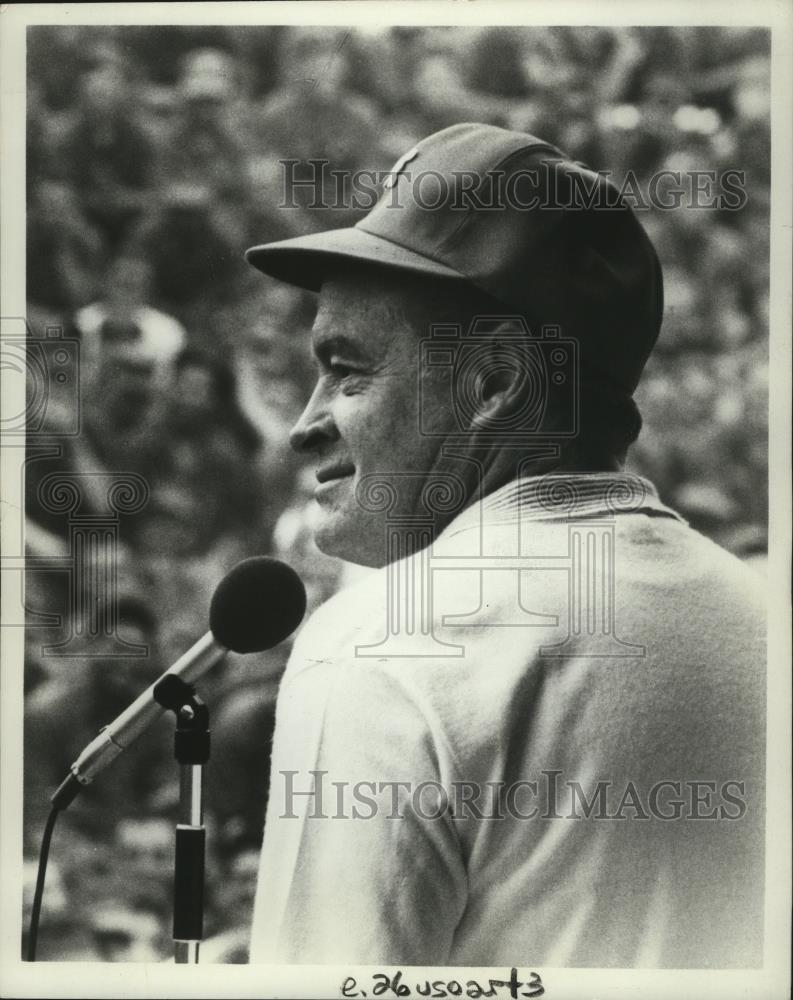 1970 Press Photo Bob Hope entertains servicemen stationed abroad - cvb77863 - Historic Images