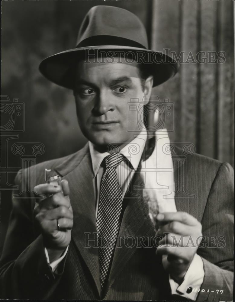 1947 Press Photo Bob Hope holds a burning paper - cvb77889 - Historic Images