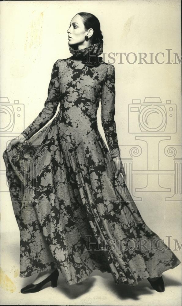 Press Photo A Nina Ricci French gown creation - cvb77961 - Historic Images