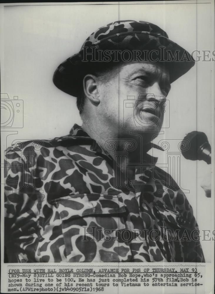 1968 Press Photo Comedian Bob Hope in Vietnam, entertaining the US troops - Historic Images