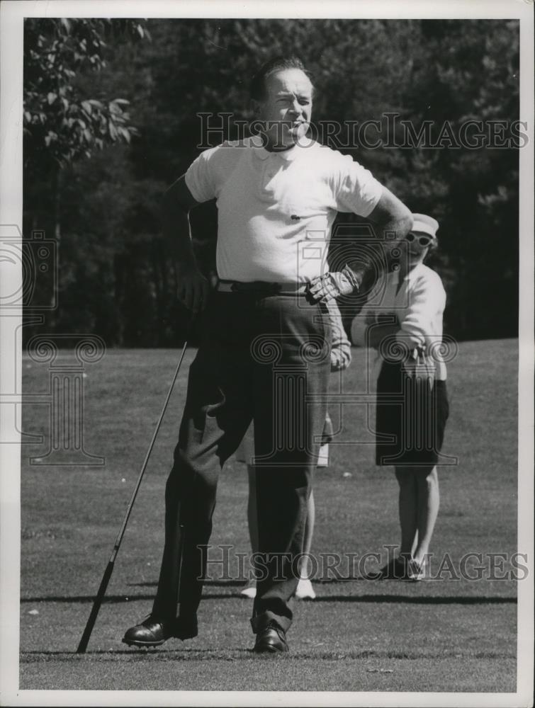 1959 Press Photo Comedian Bob Hope playing golf - cvb78042 - Historic Images