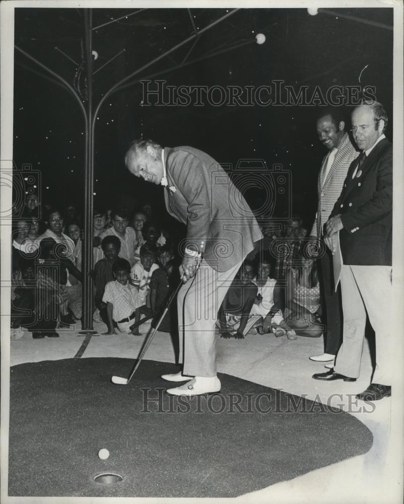 1971 Press Photo Comedian Bob Hope- Super Sesquicentennial- plays golf - Historic Images