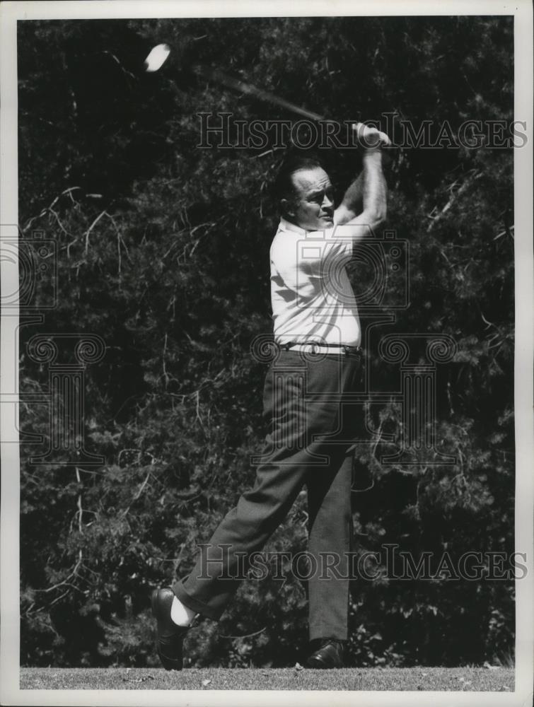 1959 Press Photo Comedian Bob Hope playing golf - cvb78046 - Historic Images