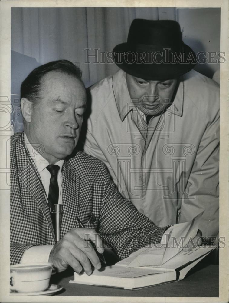 1963 Press Photo Bob Hope autographs copy of his latest book for James P Vizzard - Historic Images