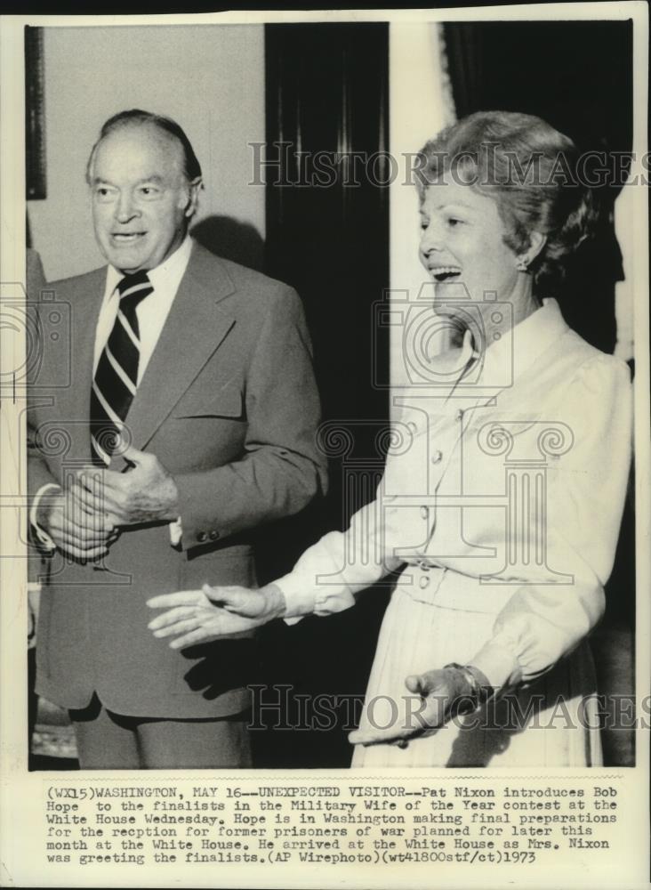1973 Press Photo Pat Nixon introduces Bob Hope to contest finalists - cvb78078 - Historic Images