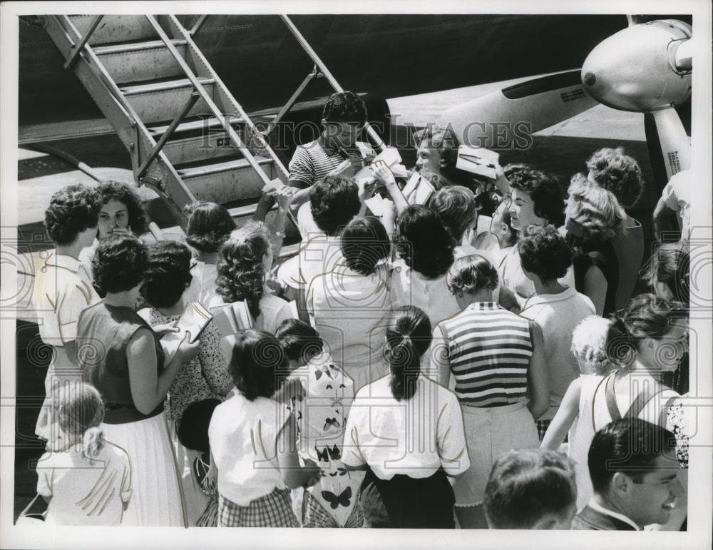 1959 Press Photo Frankie Avalon crowded with fans - cvb78226 - Historic Images