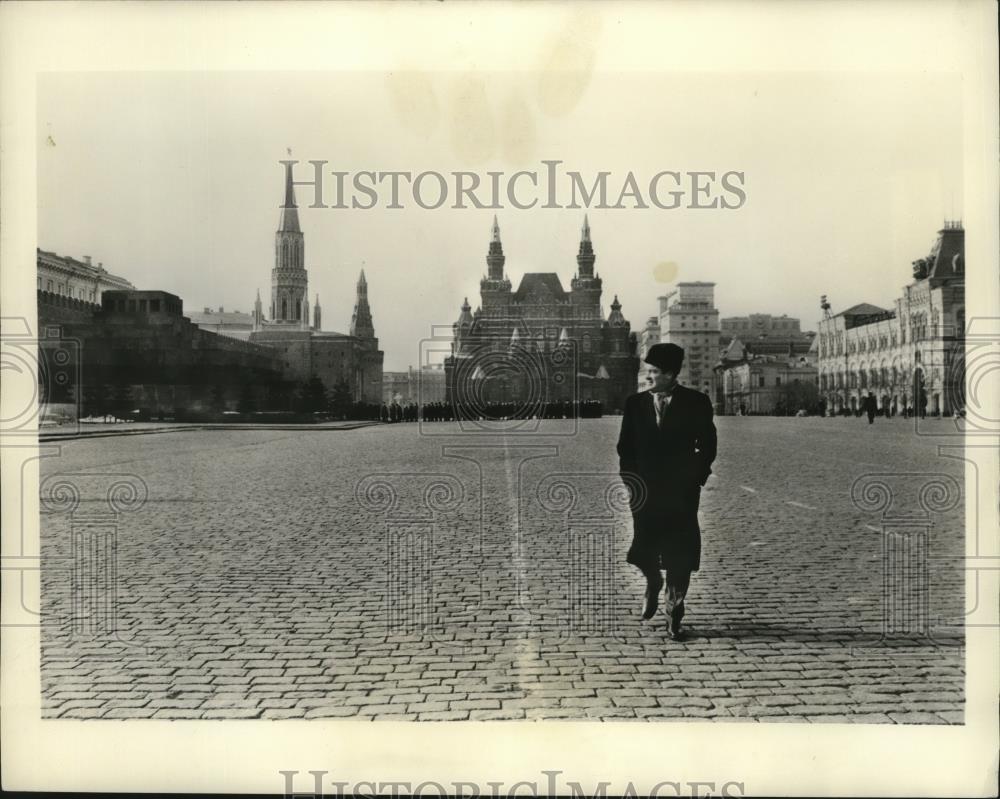 1963 Press Photo Bob Hope in Moscow, part of his new book, I Owe Russia $1200 - Historic Images