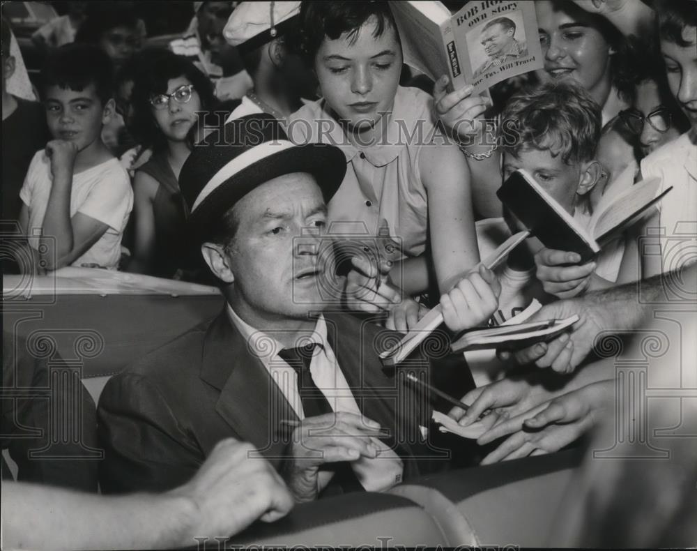 1955 Press Photo Bob Hope signing autographs from the back seat of his car - Historic Images