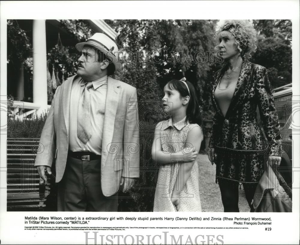 1996 Press Photo Mara Wilson, Danny DeVito & Rhea Perlman in Matilda - Historic Images