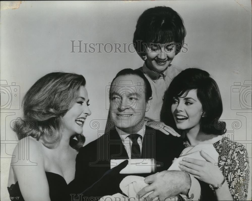 1964 Press Photo Bob Hope stars with the European ladies in A Global Affair film - Historic Images