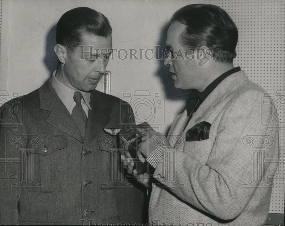 1949 Press Photo Bob Hope &amp; his pilot Captain Ed Kiessing - cvb78497 - Historic Images