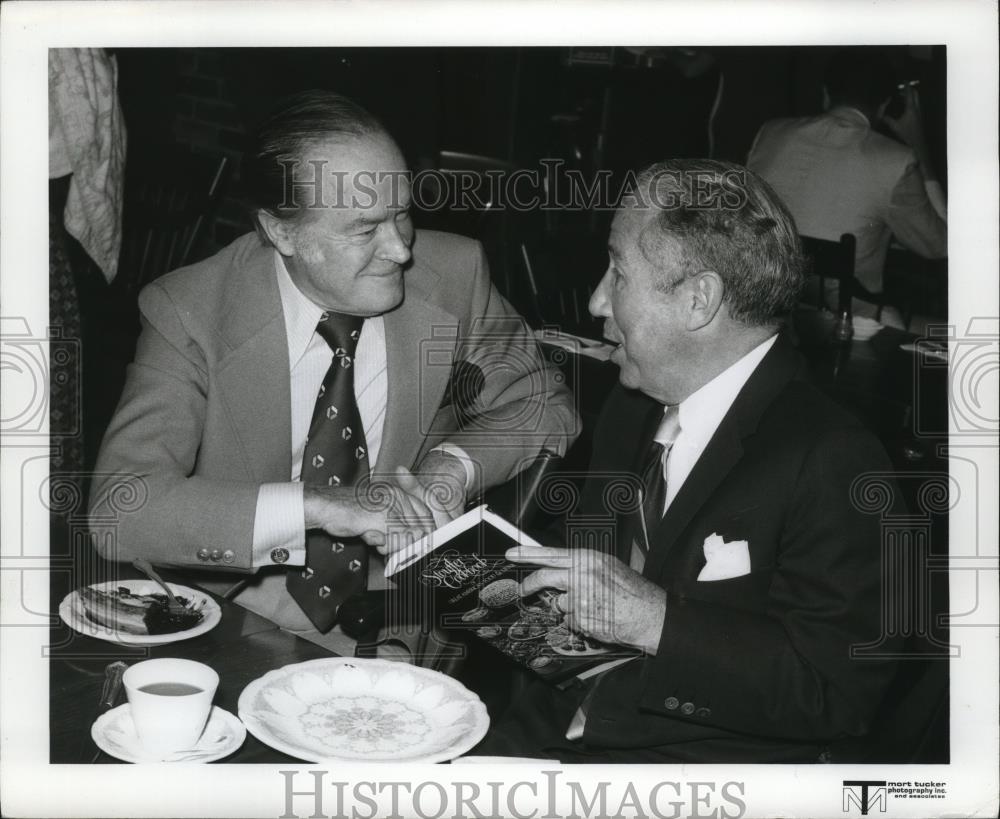 1974 Press Photo Bob Hope comparing recipes with Vernon Stouffer - cvb78628 - Historic Images