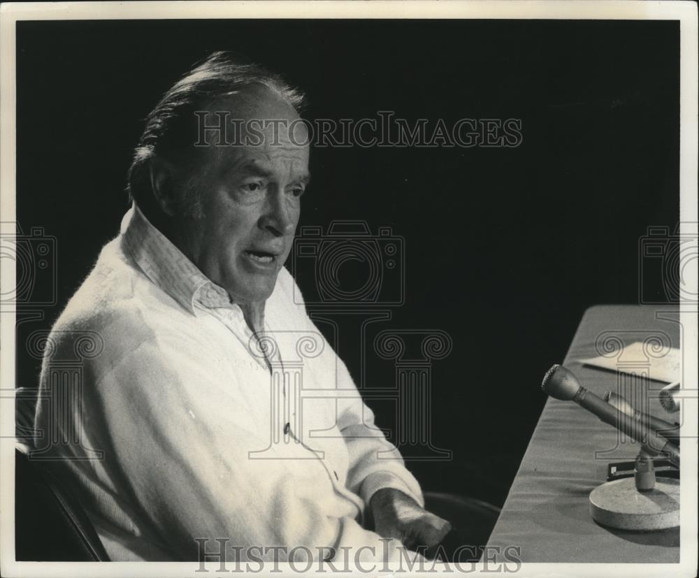 1975 Press Photo Bob Hope at front row of a news conference - cvb78633 - Historic Images