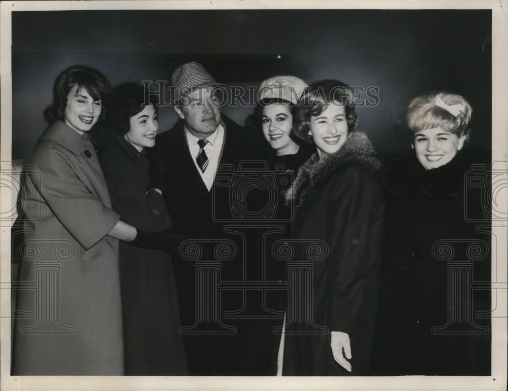 1982 Press Photo Comedian Bob Hope w/ models at Cleveland Hopkins Airport - Historic Images